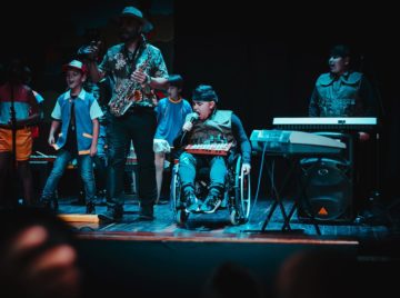 Eine Band mit vielen jungen Musikern auf der Bühne. Ein Rollstuhlfahrer als Sänger. Wie gründe ich eine Band?