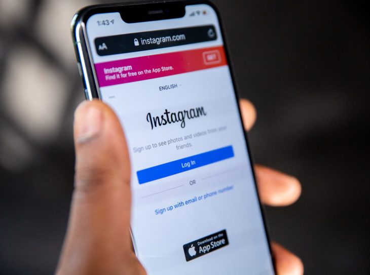 Instagram auf dem Handy als Symbol für Instagram Marketing
