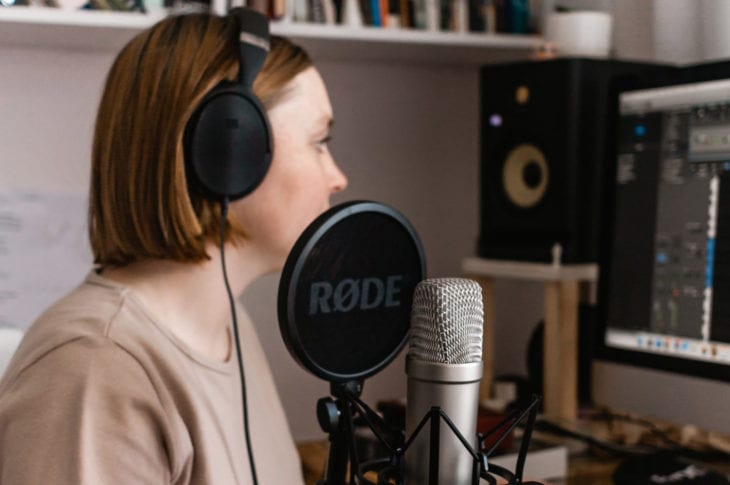 Singer-Songwriterin am Computer und produziert einen Hit. Beitragbild zum Thema: Hit schreiben