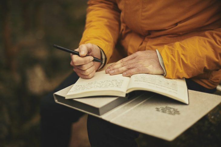 Bild zum Thema Songtext schreiben, Buch und Notizbuch