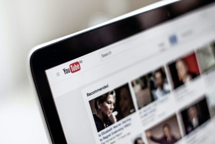 YouTube Marketing kann Musikern helfen - YouTube Startseite auf Laptop