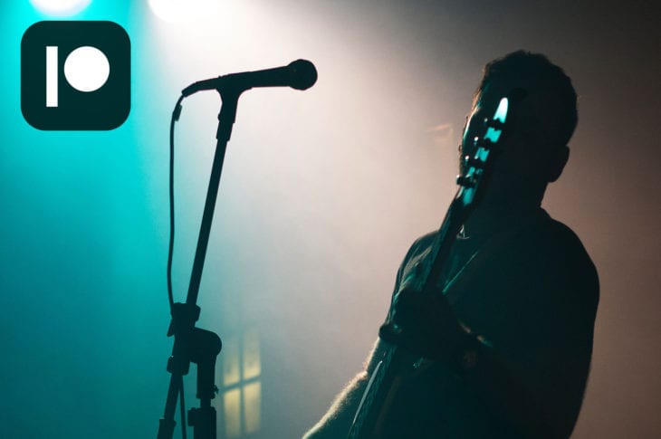 Bassist auf der Bühne im Nebel. Beitragsbild für Patreon Blogpost: wie funktioniert Patreon
