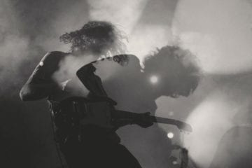 Gitarrist auf der Bühne, Schattenspiel - Beitragsbild zum Thema: Post-Punk