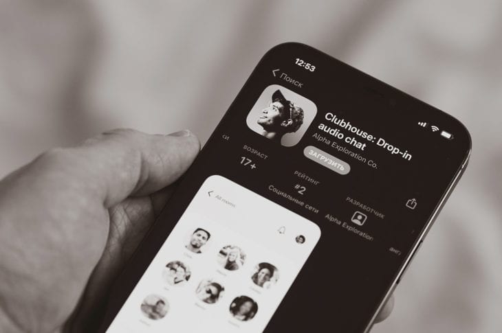 Handy in der Hand zeigt die Clubhouse Mobile App