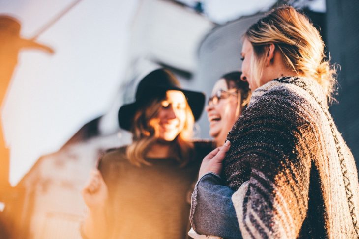 Drei Frauen geben sich fröhlich konstruktives Feedback