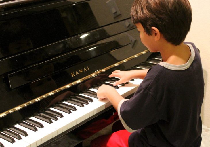 Boy plays the piano - this is what music can look like at school