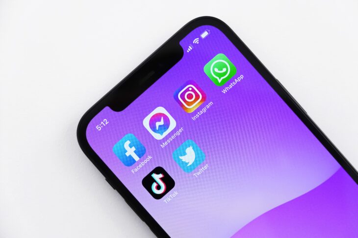 Social Media für Musiker: Handy mit Social Media Icons