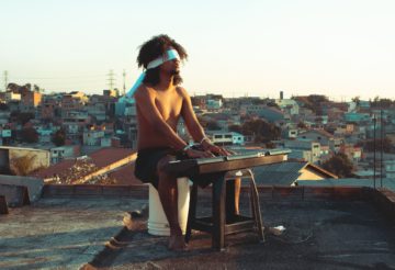 Künstler*innen sollten sich nicht mit anderen vergleichen - Pianospieler mit Handschellen und verbundenen Augen