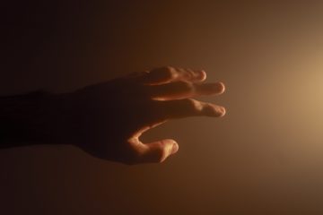 Menschliche Hand zeigt ins Licht, Beitragsbild für: Wie du deine Emotionen in Musik umwandeln -