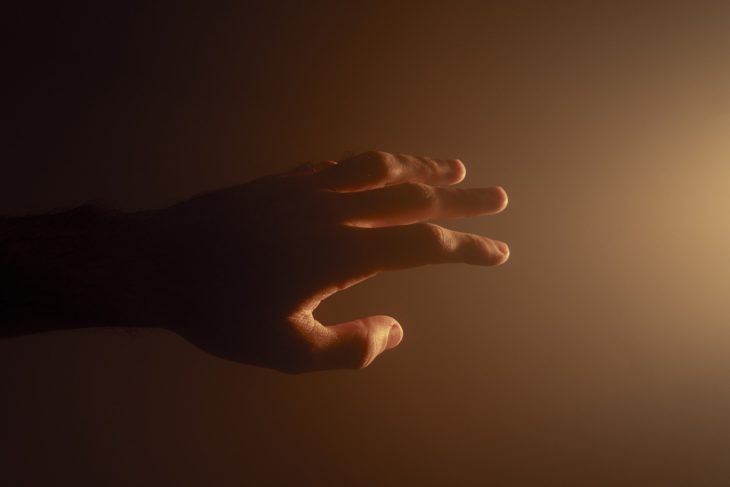 Menschliche Hand zeigt ins Licht, Beitragsbild für: Wie du deine Emotionen in Musik umwandeln -