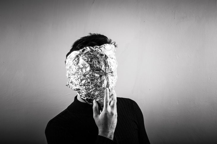 Mann hält Folie vor sein Gesicht - den individuellen Ausdruck für individuelle Musik finden