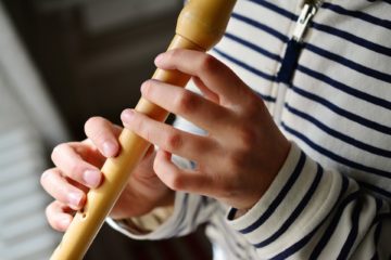 Kind spielt Blockflöte | Blockflöte lernen