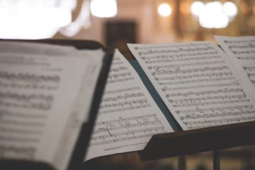 Noten auf einem Notenständer | Noten lesen lernen