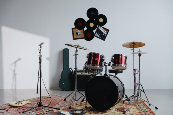 Drums is in the practice room on the subject of learning drums with apps