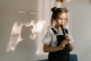 Junges Mädchen spielt Blockflöte - Beitragsbild zum Thema: Die besten Apps zum Blockflöte lernen