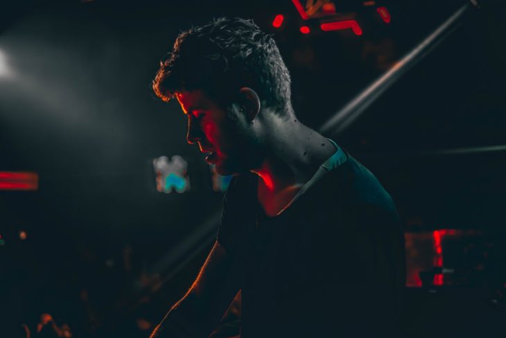 Junge Musiker auf abgedunkelter Bühne zum Thema Achtsamkeit und Musik