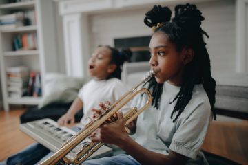 Zwei Kinder spielen eine Trompete und ein Keyboard | verschiedene Blasinstrument Arten