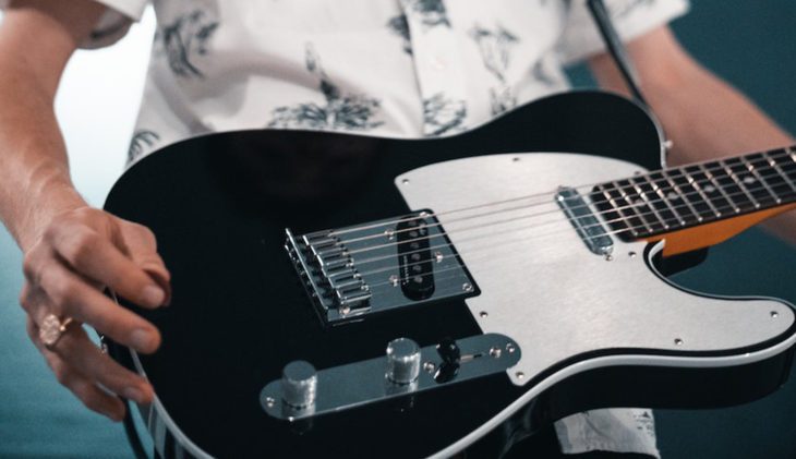 Schwarze Fender Telecaster zum Thema: Das beste Equipment für Indie Rock Bands.