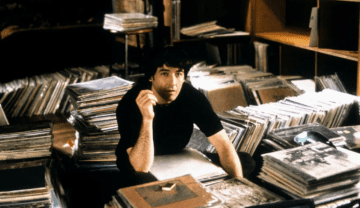 Auf dem Bild ist der Hauptdarsteller des Films High Fidelity John Cusack zu sehen