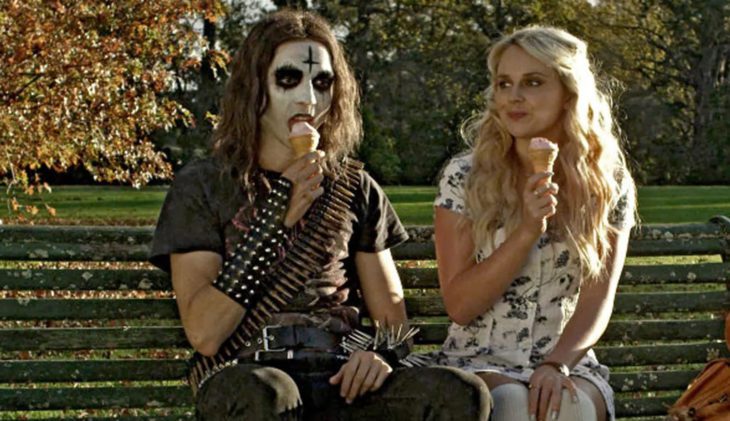 Die zwei Hauptdarsteller von Deathgasm sitzen auf einer Parkbank und essen Eis