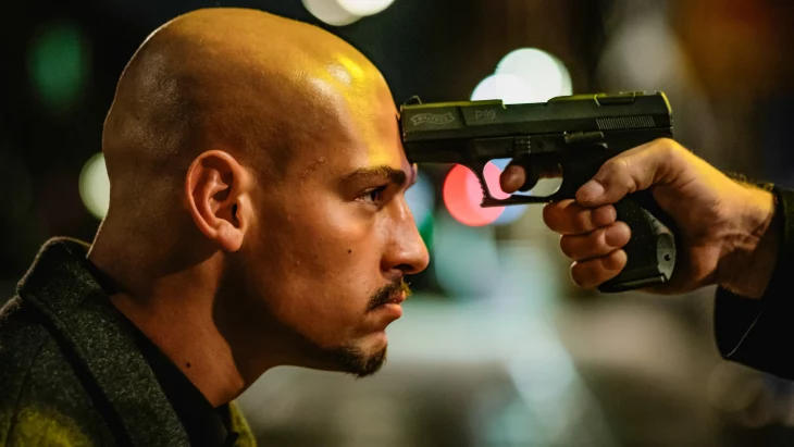 Eine Szene aus dem Film Rheingold. Xatar wird eine Waffe direkt gegen die Stirn gehalten