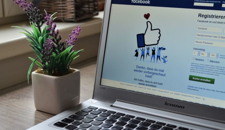 Ein aufgeklappter Laptop auf dem die Startseite zu Facebook zu sehen ist