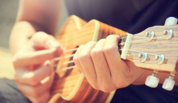 Eine Nahaufnahme davon wie jemand Ukulele spielt