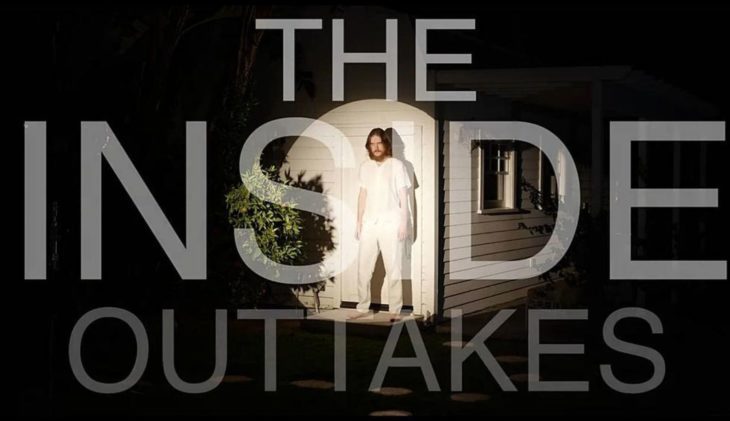 Das Filmposter zu The Inside Outtakes zeigt Bo Burnham vor einem Hauseingang. Alles ist dunkel und Bo wird angeleuchtet.