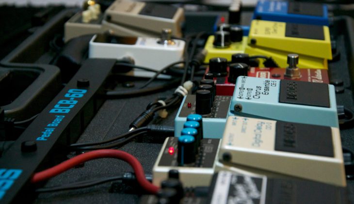 Verschiedene Gitarrenpedale. Pedal DIY.