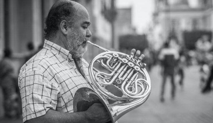 Mann am Horn Spielen in Fußgängerzone