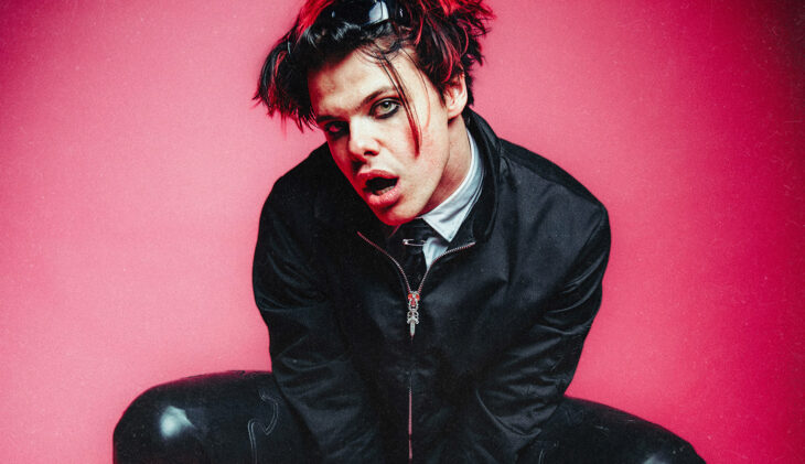 Musiker Yungblud vorm Greenscreen. Ein bedeutender Musiker dieser Generation.