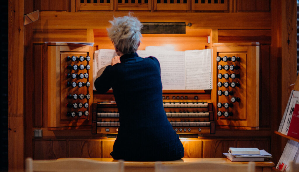 Der Spieltisch einer Orgel besteht aus den Fußpedalen, den Registerzügen an den Seiten, den zwei bis fünf Manualen und der Spielbank.