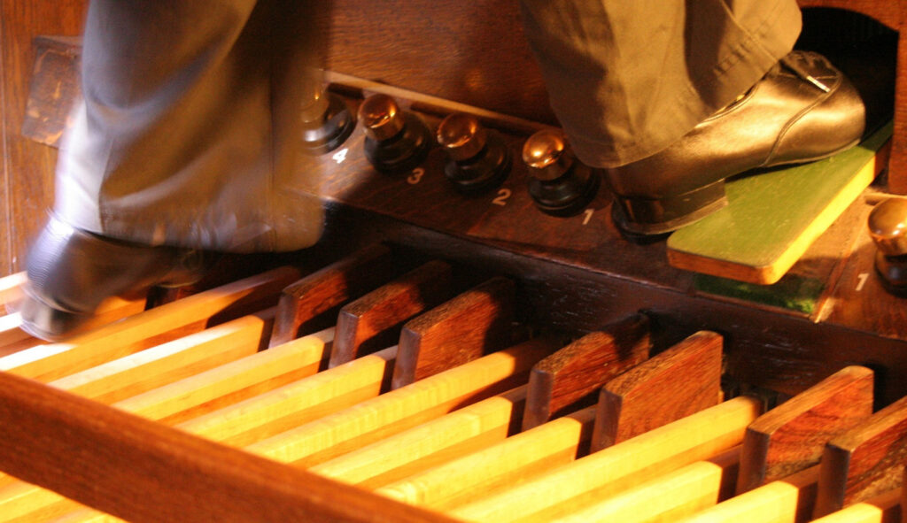 Die Fußpedale einer Orgel in der gleichen Anrodnung wie eine Klaviatur.