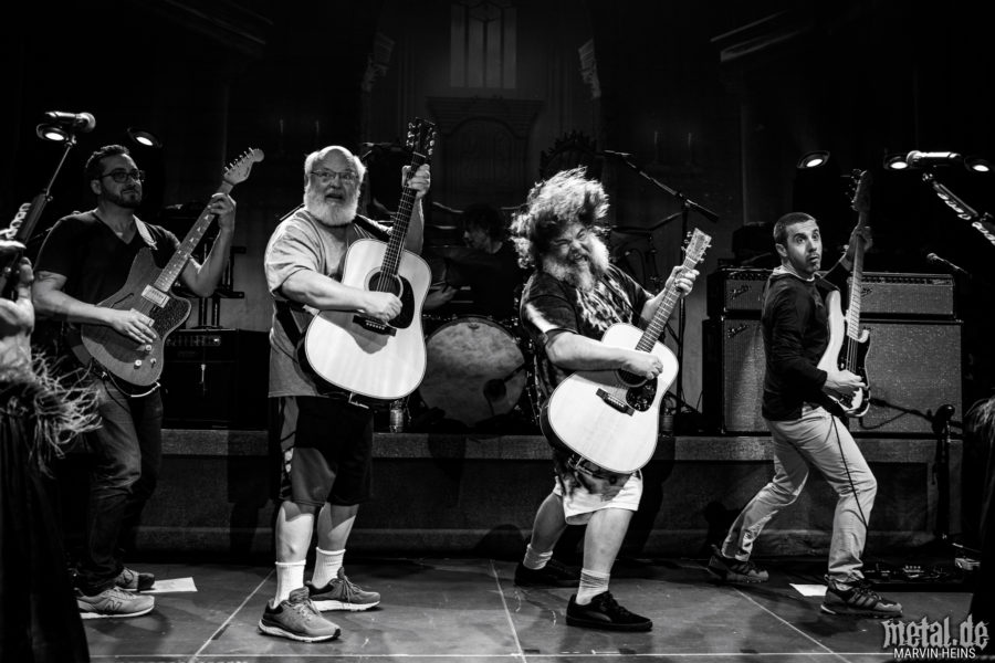 Tenacious D live auf der Bühne in einem schwarz-weiß-Portrait