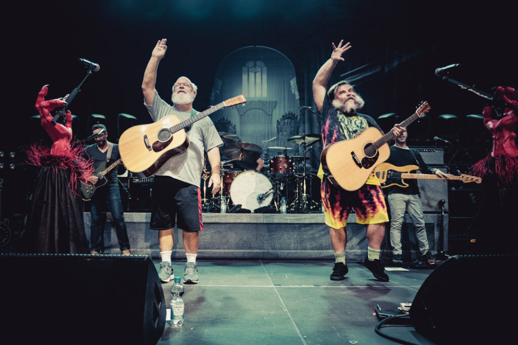 Tenacious D bedanken sich nach einem Auftritt bei ihren Fans und winken