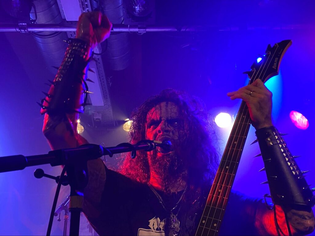 Ein Mitgllied der Band Mystifier beim Auftritt