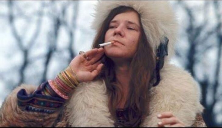 Janis Joplin Doku: Little Girl Blue Ein Bild von Janis Joplin in dicker Jacke und Mütze wie sie eine Zigarette raucht