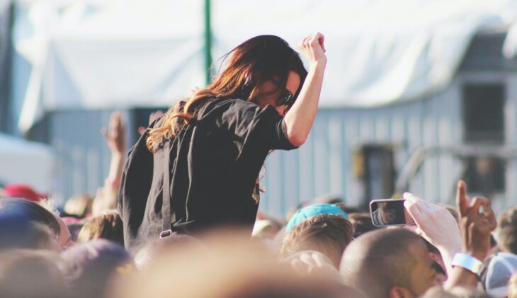 Die 10 besten Musikfestivals in Österreich Eine Frau feiert auf den Schultern einer anderen Person auf einem Festival