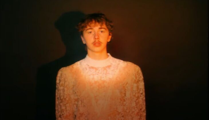 Oskar Haag in seinem Video zum Song "Sharpen The Knifes"